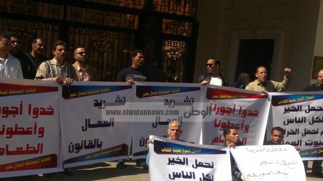 عمال المطابع يتظاهرون أمام «التعليم» اعتراضاً على مناقصة الكتب.. ويهددون بحصار الوزارة