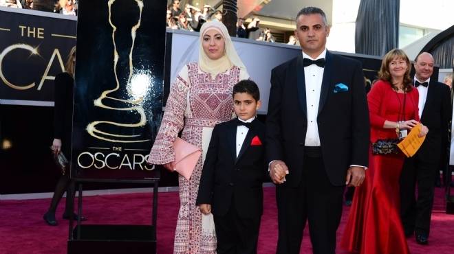 أوسكار 2013: المخرج الفلسطيني عماد برناط وأسرته على السجادة الحمراء