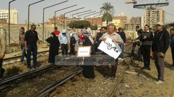 أهالي النخيلة يقطعون شريط السكة الحديد بعد مصرع طفل صدمه قطار