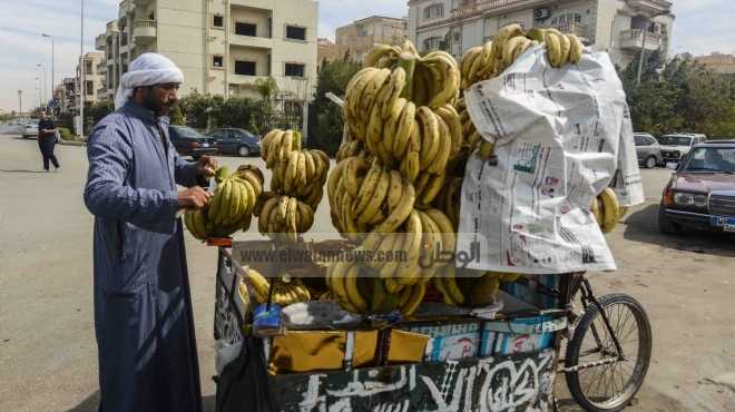  يا فتاح يا عليم يا رزاق يا كريم.. على بُعد كيلومتر عن منزل «مرسى» يقف بائع «الموز»