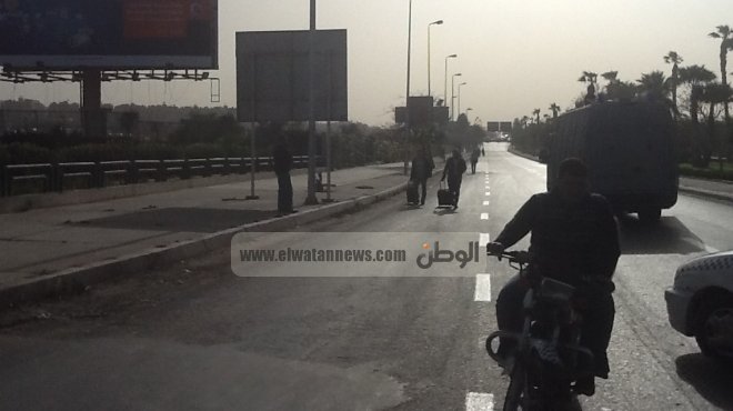 الركاب يلحقون برحلاتهم سيرا على الأقدام بعد قطع أولتراس أهلاوي طريق مطار القاهرة