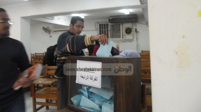  نائب رئيس جامعة عين شمس يصل كلية الحقوق للتأكد من سير عملية الفرز 