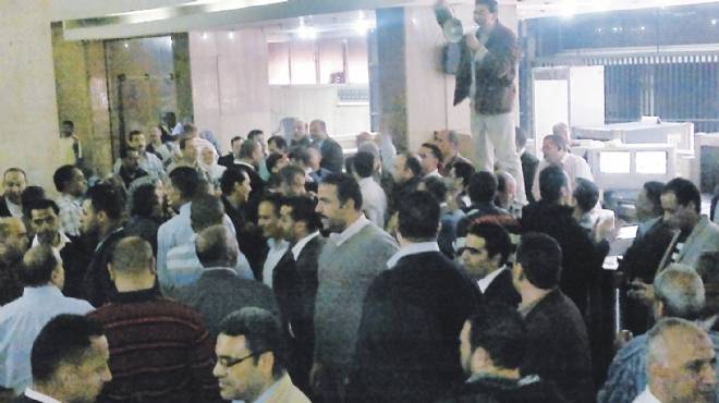 مئات العاملين يغلقون أبواب «ماسبيرو» ويطالبون بإقالة «الوزير الإخوانى»