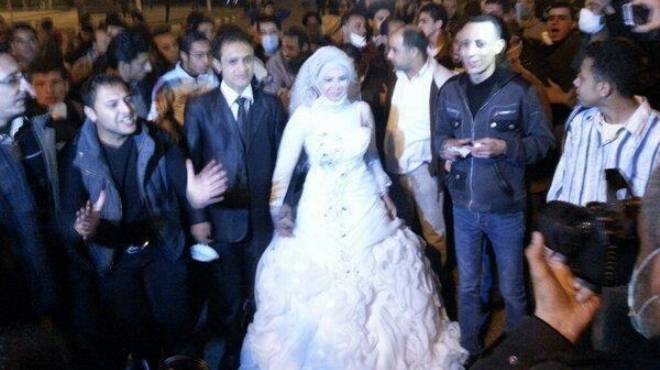 عروس تحتفل بزفافها وسط اشتباكات المنصورة