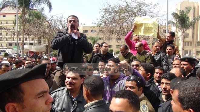  أمناء وأفراد الشرطة يغلقون أحد مركز سيدي سالم بكفر الشيخ احتجاجًا على تعدي أهالي متهم عليهم 