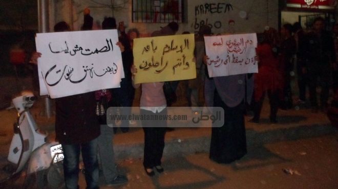 متظاهرو السويس يحاصرون «الحرية والعدالة» و«الوسط».. ويحتجزون شباب الجماعة
