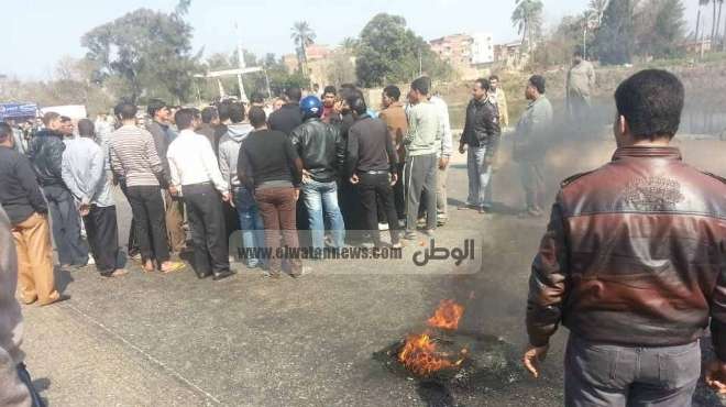  أهالي السلوم يقطعون الطريق المؤدي لليبيا اعتراضاً على منع نزول البضائع المصرية