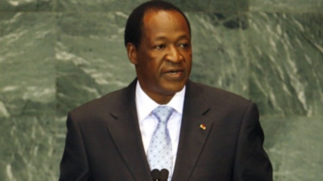 رئيس بوركينا فاسو يرفض التنحي ويبدي استعداده للتفاوض