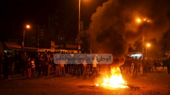 المتظاهرون يشعلون إطارات السيارات أمام قسم ثان المحلة والأمن يرد بالغاز المسيل للدموع