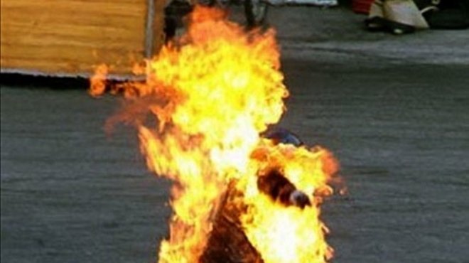  أسير محرر يضرم النار في جسده أمام وزارة المالية برام الله 