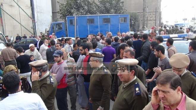 الأهالي بالدقهلية يرفعون صورة مرسي وحول رقبته حبل المشنقة أمام وزير الداخلية