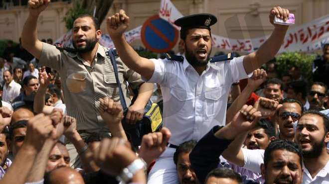 الجبهة السلفية تتظاهر مع الضباط الملتحين أمام عمر مكرم