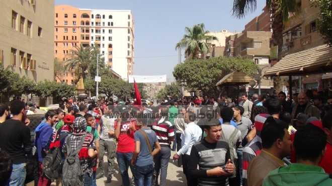  الأهالي يقطعون الطريق أمام محكمة المنصورة احتجاجا على تجديد حبس 9 متهمين 