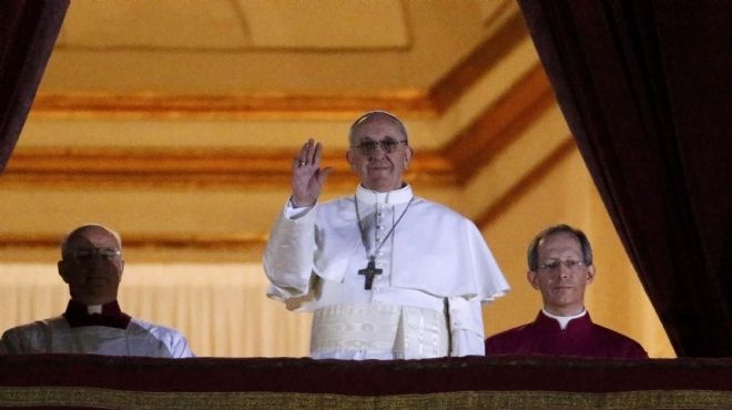  بابا الفاتيكان الجديد يخرج للجماهير من نافذة كاتدرائية القديس بطرس للمرة الأولى