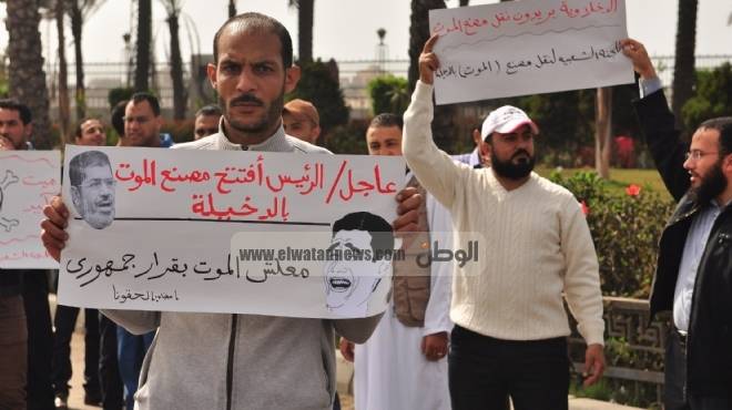 أهالى غرب الإسكندرية يتظاهرون أمام ميناء الدخيلة احتجاجاً على الغازات والأتربة التى تصدرها مصانع الفحم