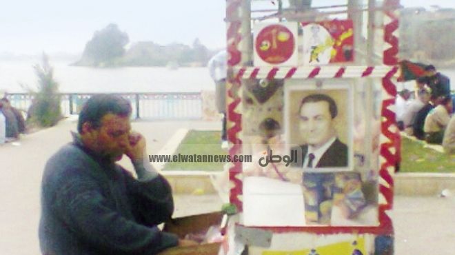  صورة «مبارك» على عربة «فيشار»: «إحنا آسفين يا ريس»