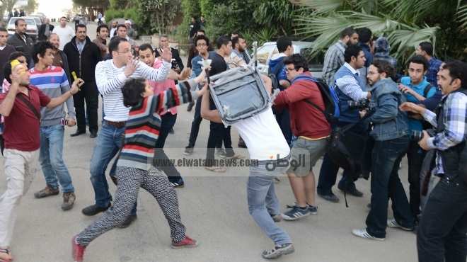  عاجل| اندلاع الاشتباكات بين المتظاهرين والإخوان في المقطم 