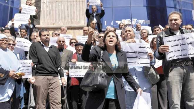 وقفة احتجاجية للصحفيين والقوى السياسية أمام جريدة التحرير للتضامن مع زملائهم 