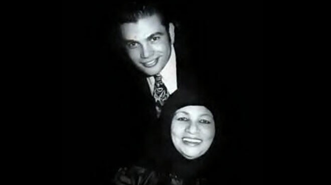 عمرو دياب ينشر صورة له مع والدته.. ويهنئ الأمهات بـ