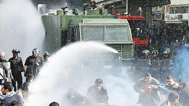 قوات الشرطة ترش المياه على المتظاهرين أمام مجلس الشورى