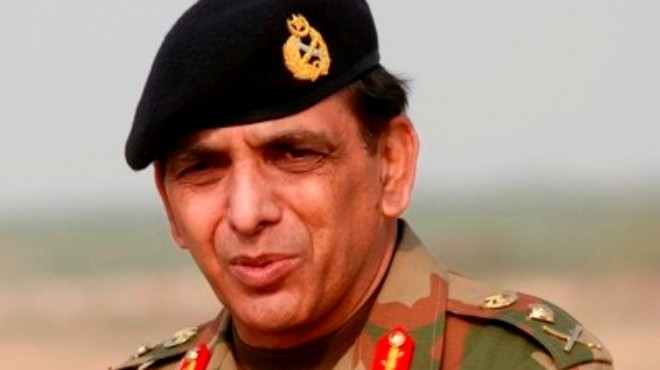 قائد الجيش الباكستاني يتابع مناورات حربية