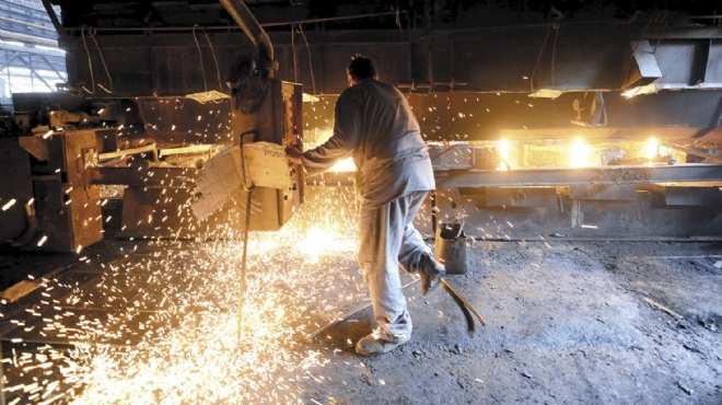 مصانع الحديد فى مواجهة الأزمة: 