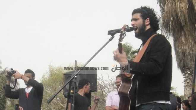 رامي عصام ينضم لمظاهرة وزارة الثقافة ويغني على أنغام الجيتار 