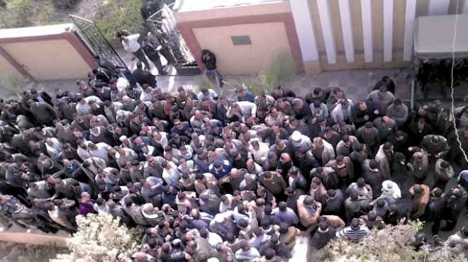  تجمهر أهالي إحدى قرى بلبيس أمام قسم شرطة ثان العاشر احتجاجا على مصرع شخص برصاص الشرطة 