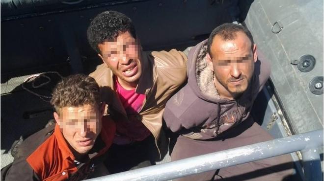 البحرية تقبض على 3 غواصين قطعوا كابل المصرية للاتصالات وتسلمهم إلى حرس الحدود