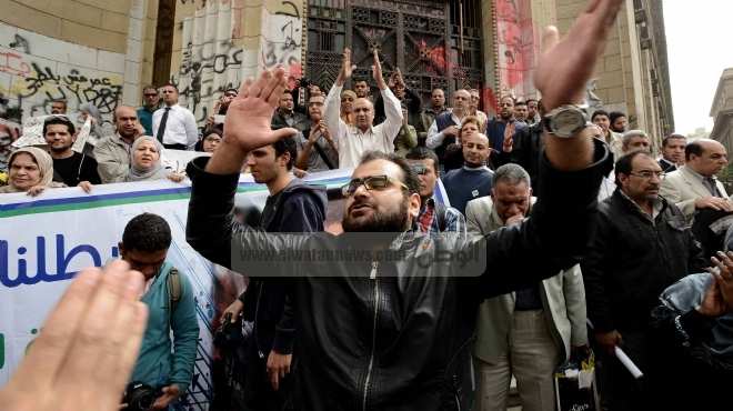 «جمعة مابنتهددش»: «الثوار» يحاصرون «دار القضاء»لإبعاد النائب العام