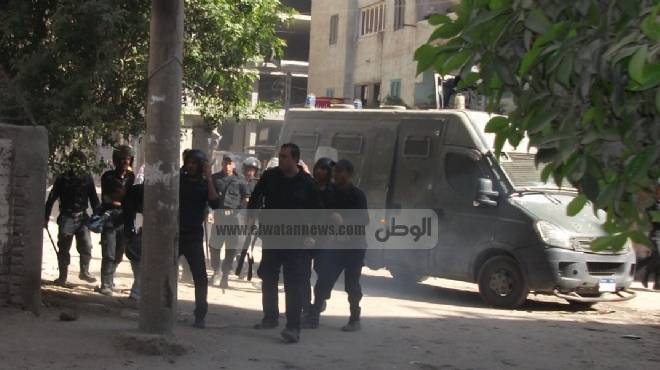 بالصور| كر وفر بين المتظاهرين والشرطة بمحيط مقر الإخوان بالزقازيق 