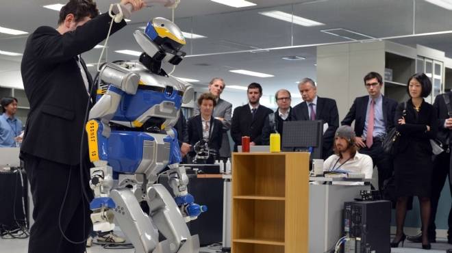 بالصور| عرض روبوت آلي في اليابان يتحرك عبر الاتصال بالعقل البشري