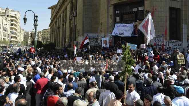  العشرات يتظاهرون أمام دار القضاء للتنديد باعتقال نشطاء قسم الرمل بالإسكندرية 