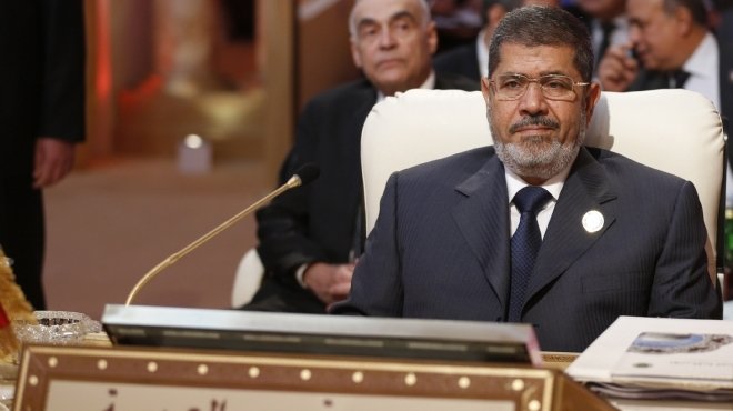  مرسي استقبل هيئة دفاعه بالملابس البيضاء.. وقابلهم بحرارة بخاصة نجله والعوا