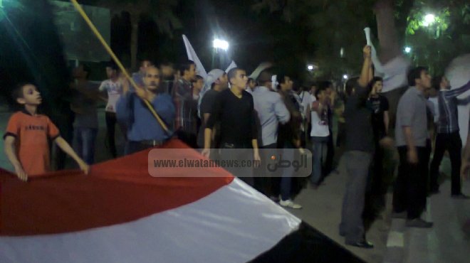 الآلاف يحتشدون في شارع الجمهورية بسوهاج احتفالا بـ