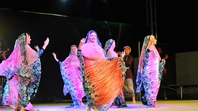  فرقة الوادي الجديد للفنون الشعبية تشارك في إحتفالات تعامد الشمس علي رمسيس بأسوان‎
