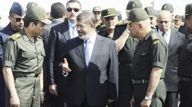 مرسي يوافق على ترقية قادة أفرع الجيش ويعلن رفضه لمحاولات الإساءة لرموزه