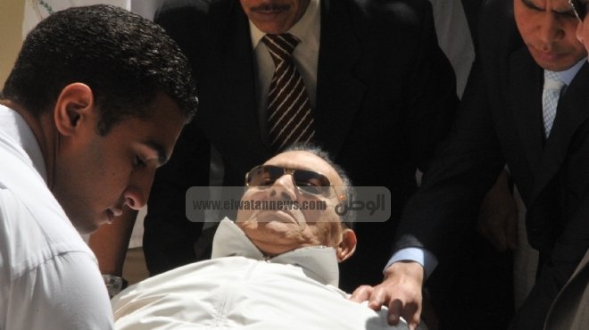 خبيرة لغة الجسد: مشهد مبارك في قفص الاتهام يدل على أنه بصحة جيدة