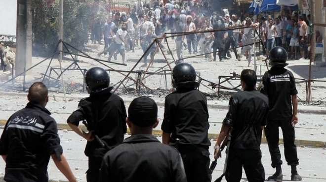 الشرطة التونسية تطلق قنابل الغاز على المتظاهرين في سيدي بوزيد