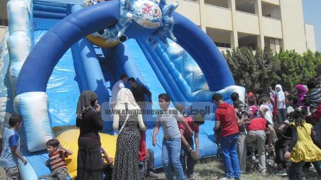  بالصور| طلاب آداب حلوان يحتفلون بيوم اليتيم تحت شعار 