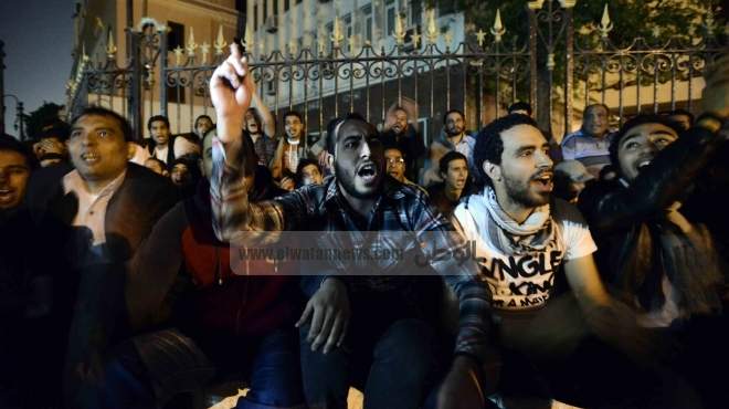  العشرات من أعضاء 6 أبريل أمام نيابة مدينة نصر ينددون بحبس منسق الحركة 