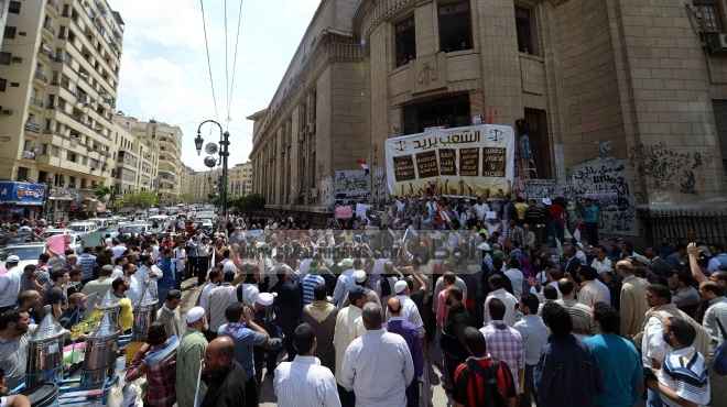 مؤيديو مرسي يهاجمون وكلاء النيابة أمام 