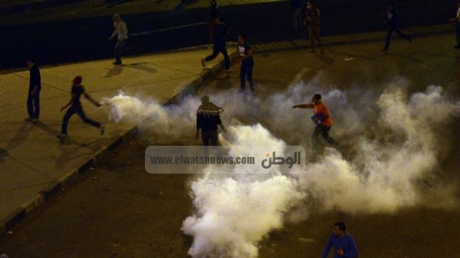 عاجل| قوات الأمن تطلق قنابل الغاز لتفريق المتظاهرين أمام الأمن الوطني