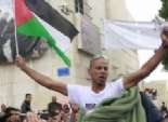  شبان فلسطينيون يتظاهرون أمام ميناء رفح البحري للمطالبة برفع الحصار عن غزة