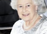الملكة إليزابيث تكرم «كيت وينسلت» و«كينيث برناه»