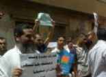  أهالي قرية بالمنصورة يتظاهرون احتجاجا على انتشار البلطجة والمخدرات 