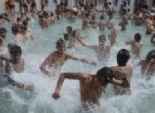  بالصور| الشباب الهندي يواجه ارتفاع حرارة الجو بأحواض السباحة العامة 