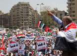 المتظاهرون بميدان التحرير يطردون مراسل التلفزيون المصرى