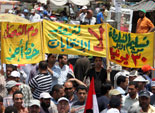 الشرطة العسكرية تشتبك مع المتظاهرين أمام مجمع المحاكم بمدينة نصر