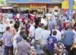 عشرات السائقين يقطعون الطريق أمام ديوان محافظة قنا احتجاجا على نقص البنزين 